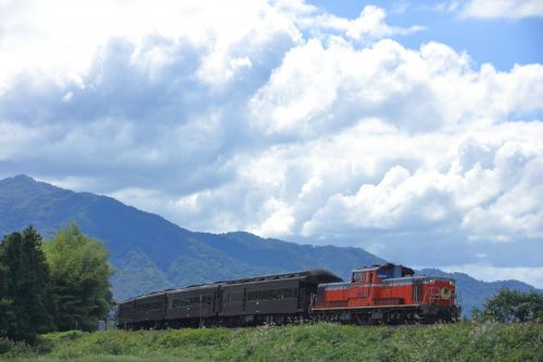 山口線の初秋の徳佐駅を出発するDD51ー1043号機牽引の「DLやまぐち号」(徳佐~船平山)