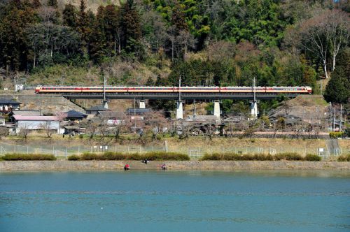 相模湖の畔を行く国鉄色