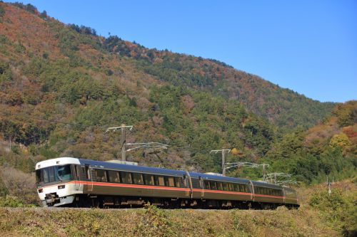 中央西線の木曽の谷を下って行く383系特急「ワイドビューしなの号」とEF64重連の石油輸送列車(倉本~須原)