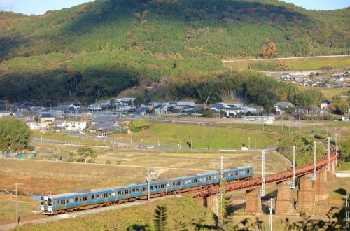 日豊本線の晩秋を行く415系1500番台ローカル電車と883系特急「ソニック」(杵築~大神)