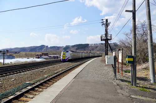 落部駅で、特急北斗。