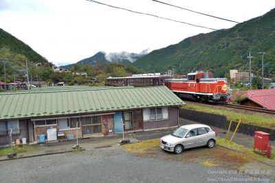 盛者必衰の街角とトロッコ列車