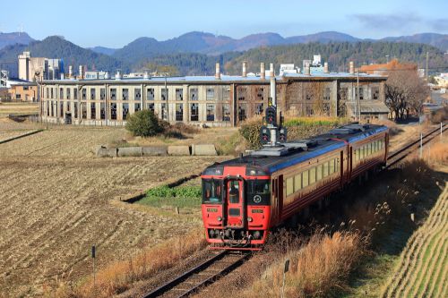 久大本線の秋晴れの豊後森の扇形車庫をバックに行くキハ185系特急「ゆふ号」(豊後森~恵良)