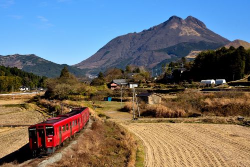 久大本線の秋晴れの由布岳をバックに行くキハ200系ローカル列車(由布院~南由布)
