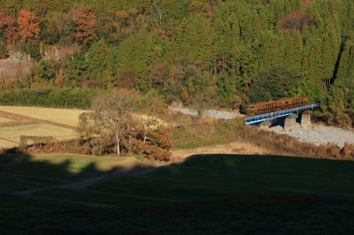 久大本線の晩秋の峠道を行くキシロ47系「或る列車」とキハ72系「ゆふいんの森」(豊後中村~引治)