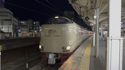 大雪で運転打ち切りになったサンライズが回送で岡山駅に戻った