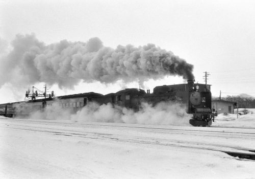 室蘭本線 C57135が普通に来る追分駅にて