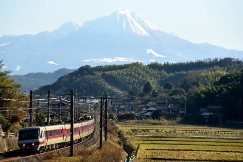 山陰本線の雪の大山バックを行く381系特急「やくも」とキハ47系ローカル列車(米子~安来)