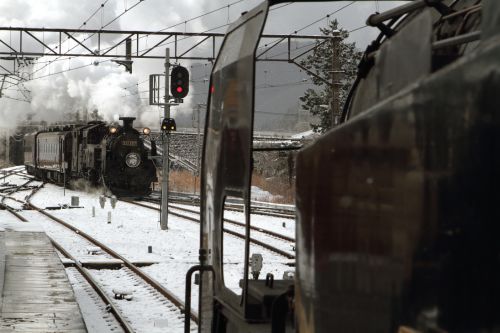 小雪の舞う駅で蒸気機関車と蒸気機関車が行き違う - 2021年・東武鬼怒川線 -
