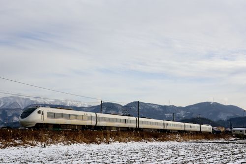 北陸本線の残雪の田園風景を疾走する681系特急「しらさぎ号」(坂田~田村)