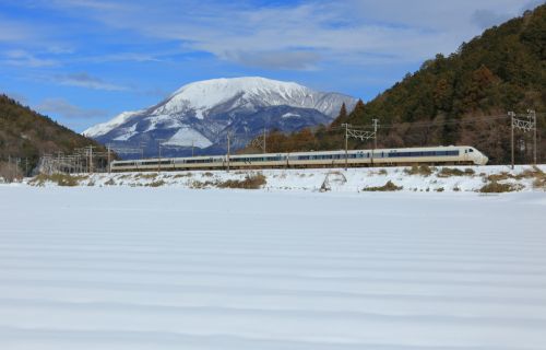 東海道本線の雪の伊吹山をバックに行く681系特急「しらさぎ号」他(柏原~近江長岡)