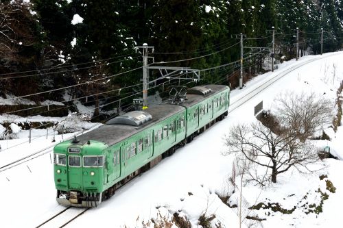山陰本線の積雪風景の中を行く113系ローカル電車と287系特急「きのさき号」(梁瀬~上夜久野)