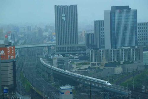 新幹線を望む