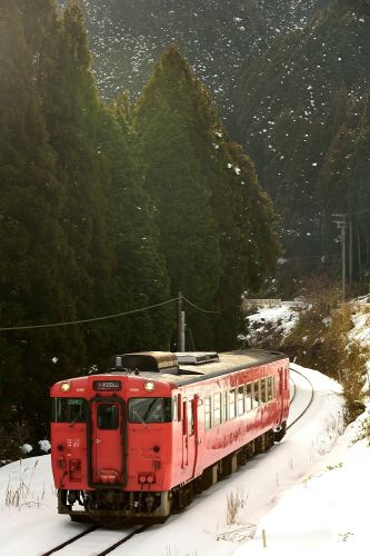 播但線の雪景色の渓谷を行くキハ40とキハ41ローカル列車(長谷~生野)