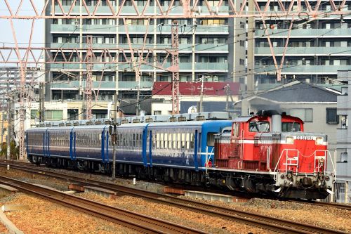 東海道本線の宮原操作場から出発したDD51ー1192号機牽引の12系客車他(塚本駅)
