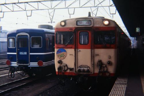山陰本線キハ58系 朝陽に映える国鉄銘板 1996-12-31