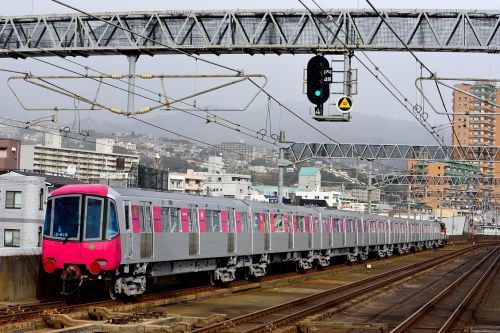 東海道本線の高架区間を行くDE10ー1743号機牽引の東京都交通局12-600形甲種輸送(六甲道駅)