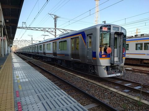 南海電鉄8300系甲種車両輸送を見る。ダイヤ乱れで「HYDEサザン」とDD51の並びも実現(2022.2.9)
