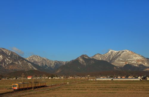 三岐鉄道の冠雪した藤原岳をバックに行く801系ローカル電車とED45重連のセメント貨物(三里~丹生川)