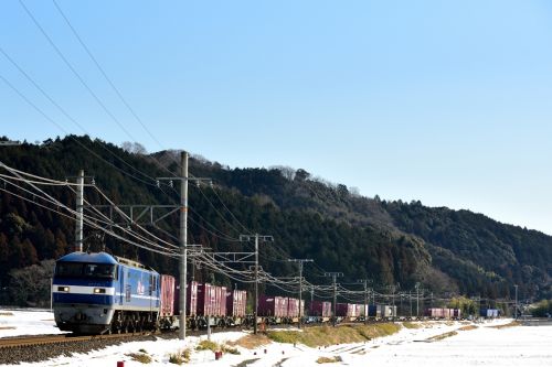 東海道本線の積雪の垂井線を行く桃太郎ことEF210ー7号機牽引のコンテナ貨物と681系特急「しらさぎ」号(大垣~関ケ原)
