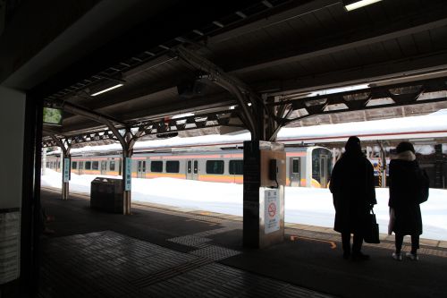 雪積もる駅