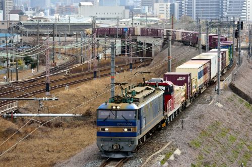 東海道本線の加島陸橋を通過する花形運用のEF510牽引のコンテナ貨物2077レと117系特急「WEST EXPRESS 銀河」(塚本信~尼崎)
