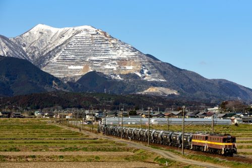 三岐鉄道の冬晴れの藤原岳をバックに行くED45重連セメント貨物と801系イエローレモン電車(三里~丹生川)