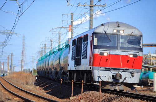 関西本線の四日市のコンビナート地帯を行くＤＦ２００牽引の石油輸送列車とキハ８５系「ワイドビュー南紀号」（四日市駅）