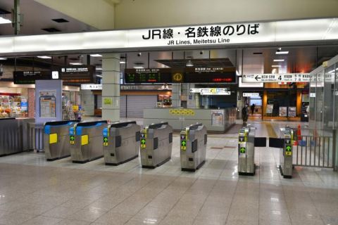 大雨で大幅遅れの寝台特急サンライズを撮影