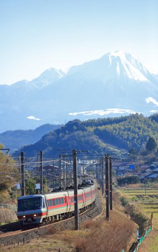 山陰本線の冬晴れの大山バックを駆け抜けて行く381系特急「やくも」他(米子~安来)