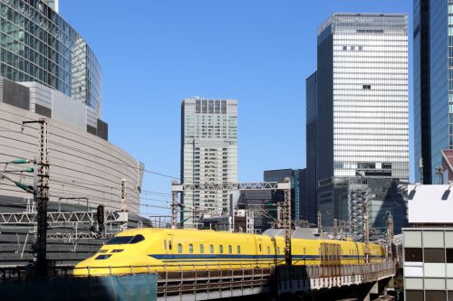 青空の下を駆ける黄色い新幹線