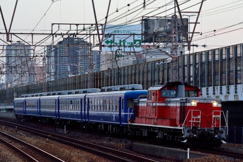 東海道本線の夕暮れの塚本駅を通過するDD51ー1192号機牽引12系客車の米原訓練他(塚本駅)
