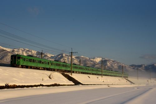 湖西線の雪原の湖北を駆け抜ける113系ローカル電車と683系特急「サンダーバード号」(マキノ~近江中庄)