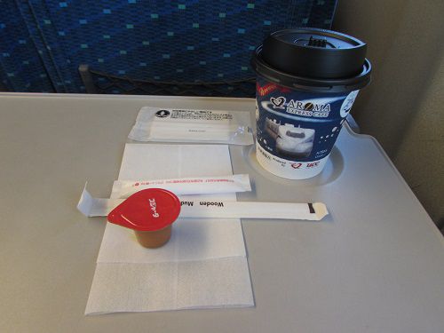 東海道新幹線の車内で「新幹線コーヒー」。 【2022年02月 東海道新幹線車内】