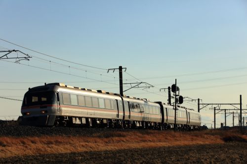 関西本線の冬の夕暮れ時の白鳥信号所を通過するキハ85系特急「ワイドビューひだ号」他(白鳥信号所)